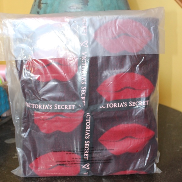 Victoria's Secret,  fringe red lips reversible throw blanket or wrap - Picture 8 of 8
